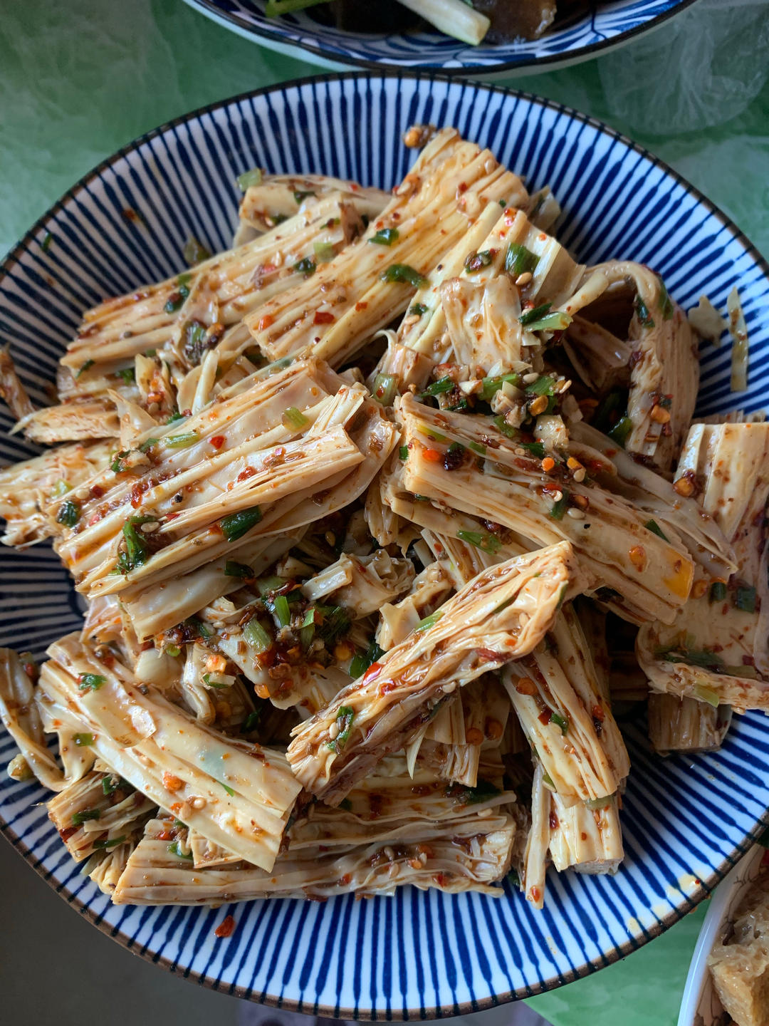 我妈最拿手的孜然香辣腐竹！比辣条还要好吃！