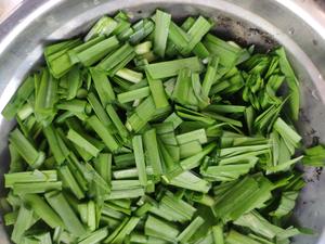 韭菜豆腐炒虾皮的做法 步骤4