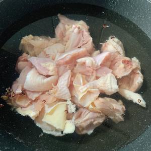 东北菜|鸡肉蘑菇炖粉条的做法 步骤5