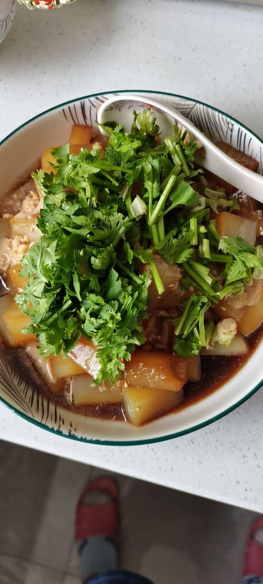 自制凉粉，含完全不同的两种口味料汁