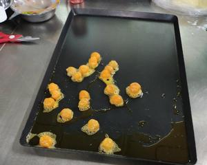 菠萝蛋黄酥的做法 步骤2
