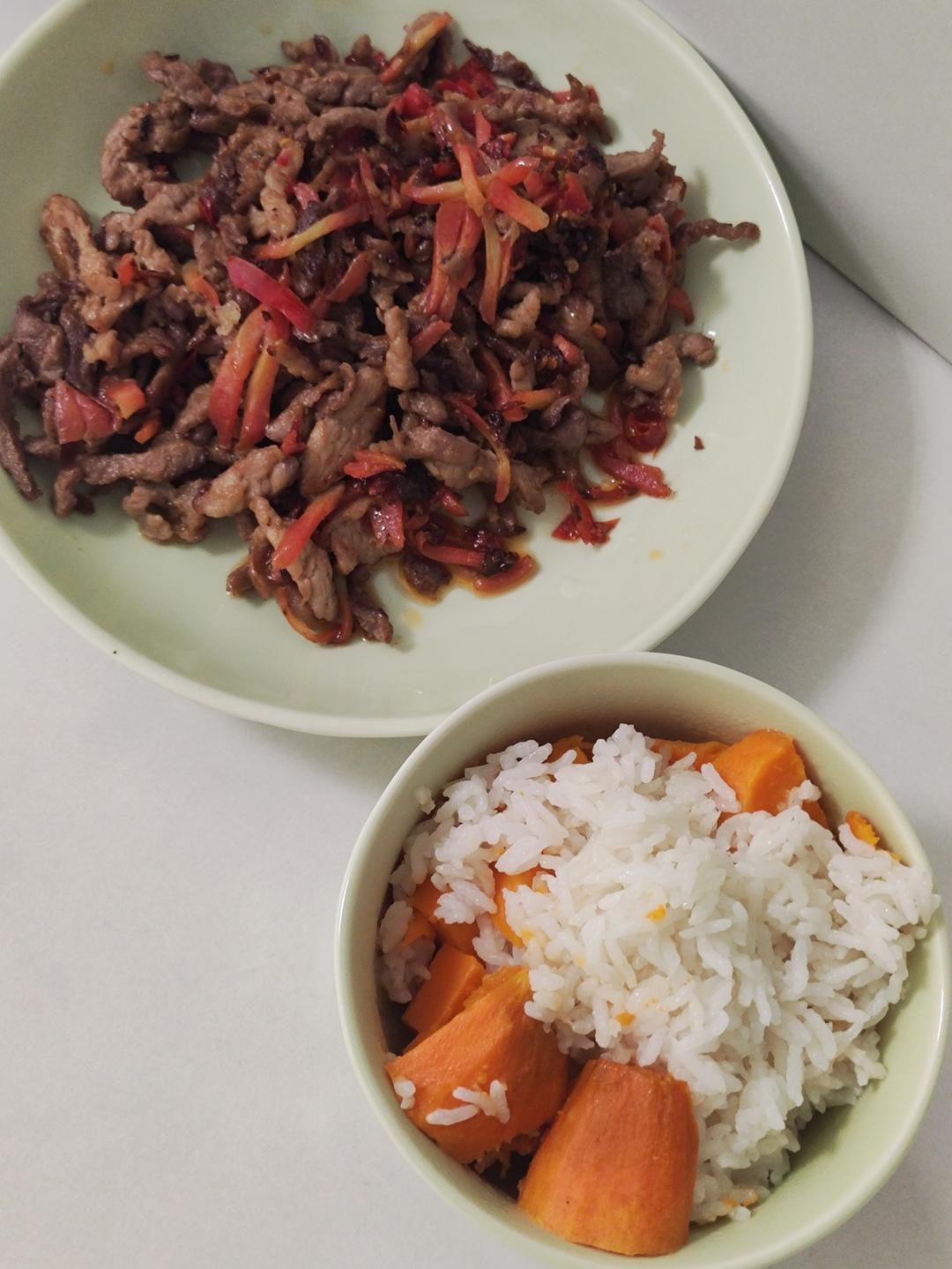 超级下饭胡萝卜丝炒肉