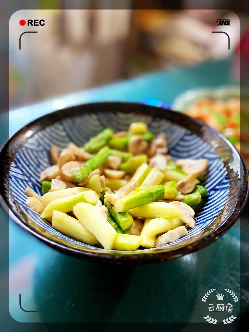 芦笋炒蘑菇