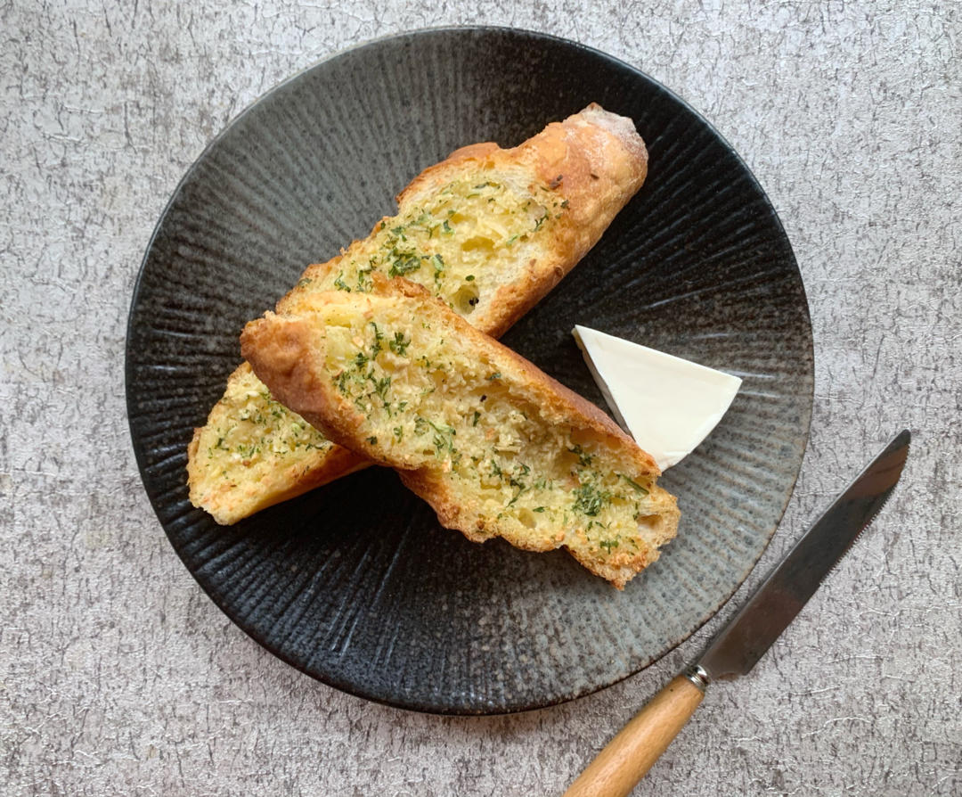 最具幸福感的完美早餐 蒜香法棍切片