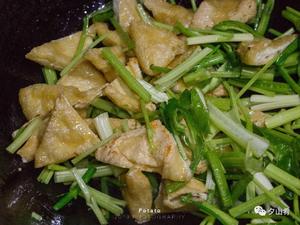油豆腐芹菜炒肉的做法 步骤5