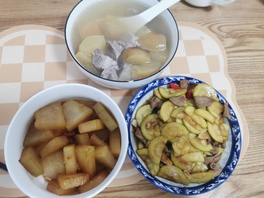 枸杞叶猪肝瘦肉汤
