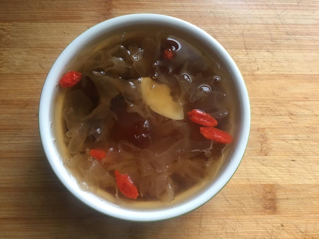 桃胶银耳红枣羹