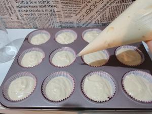 酸奶🧁纸杯蛋糕（附不开裂秘诀）的做法 步骤19