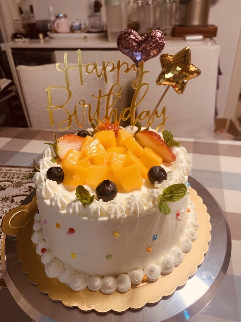 朴素的草莓奶油蛋糕～切开也是一样的朴素