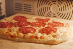 Salami Pizza的做法 步骤9