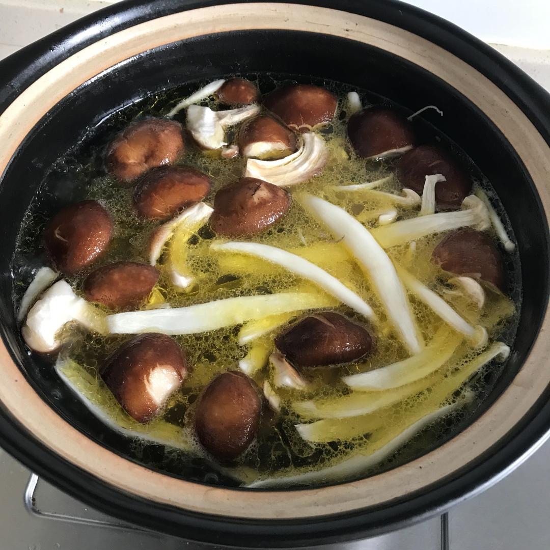 菌菇炖鸡汤