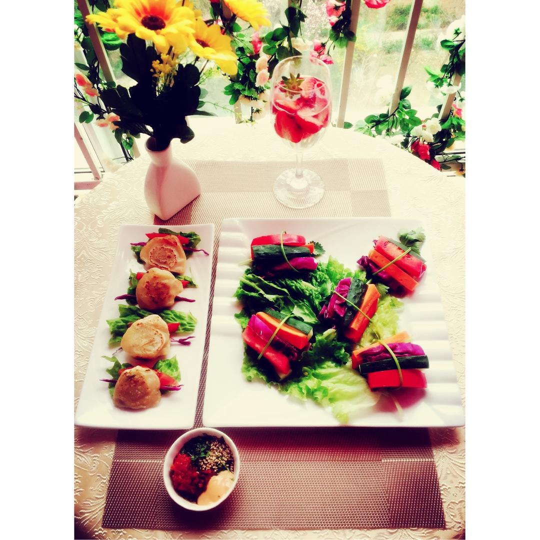 蔬菜大丰收＋煎饺＋柠檬蜂蜜草莓茶