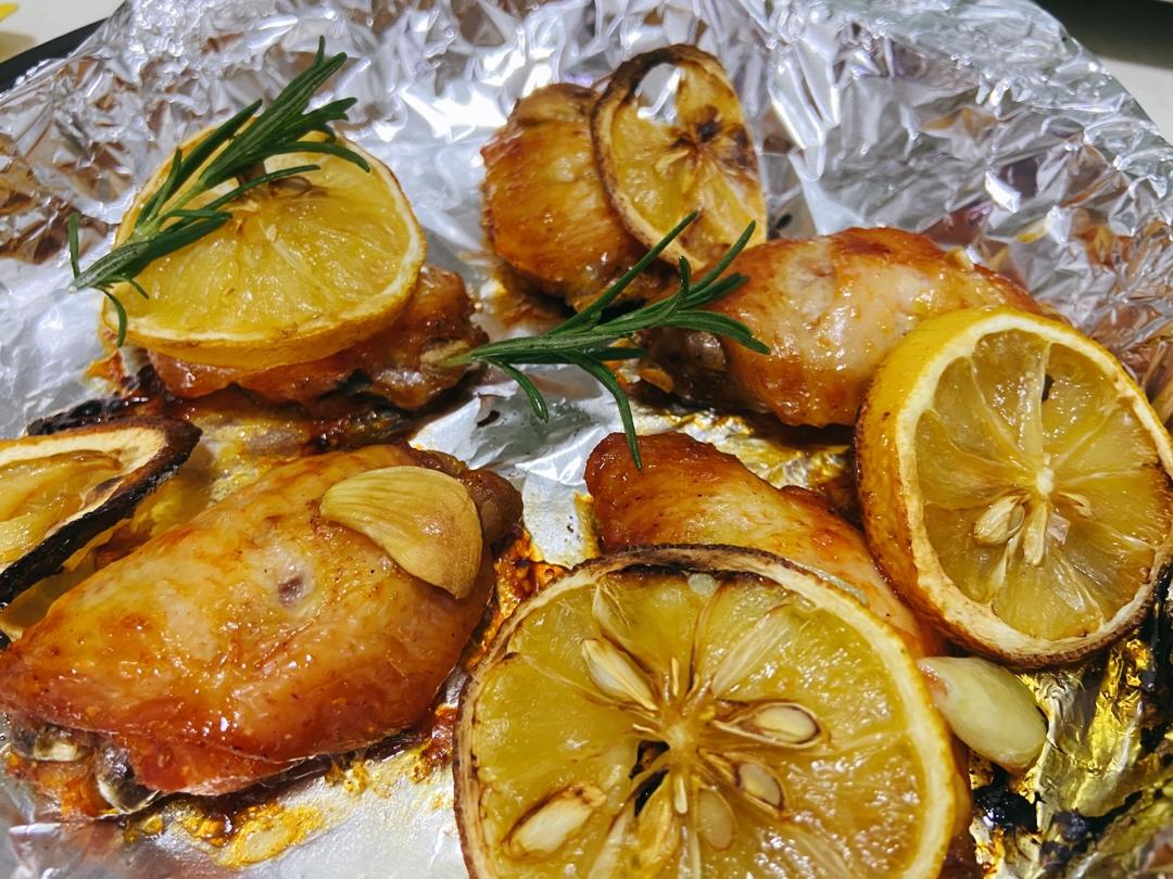 蒜香味美，好吃到舔手指的柠檬蒜香烤翅～