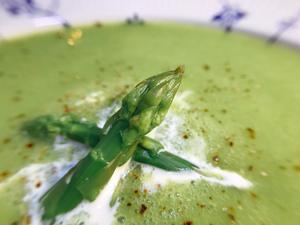 【樉樉的小厨房】颜色翠绿引人食欲法式芦笋浓汤 小美版的做法 步骤6