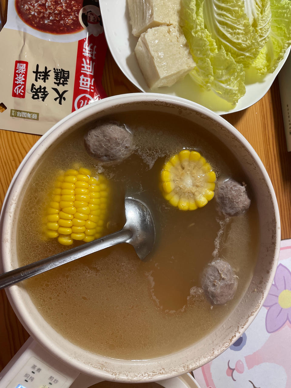 冬天第一顿火锅安排上了吗？热气腾腾的麻辣火锅走起
