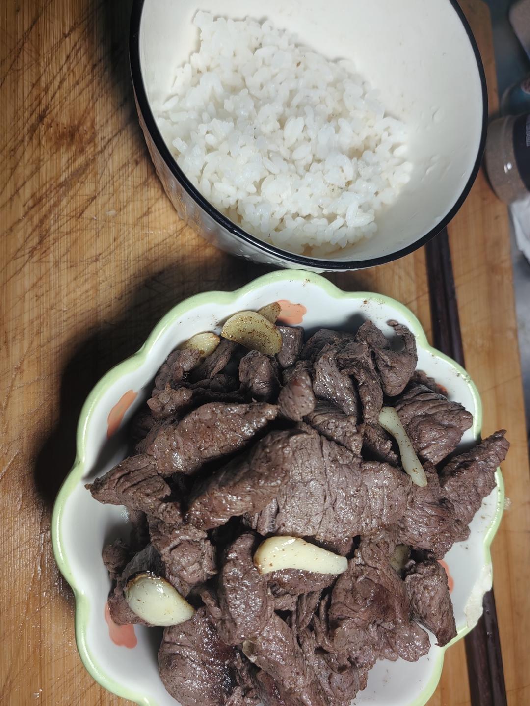 好吃到舔盘的蒜香黑椒牛肉粒