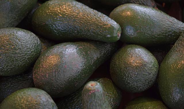 切开一只牛油果