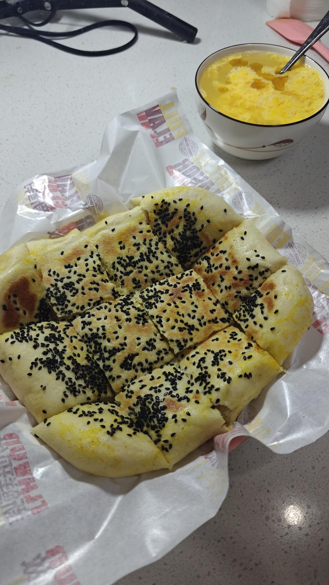 越吃越上头的饼，芝麻香，葱香，好吃到抢光光
