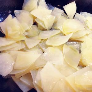 超简单好吃的炒土豆片😋的做法 步骤3