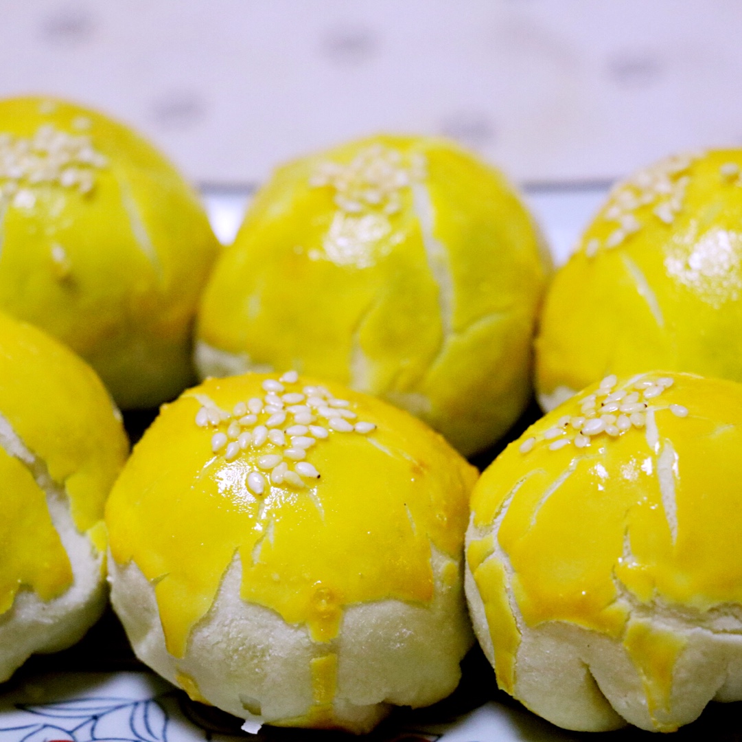蛋黄酥 Danhuangsu
