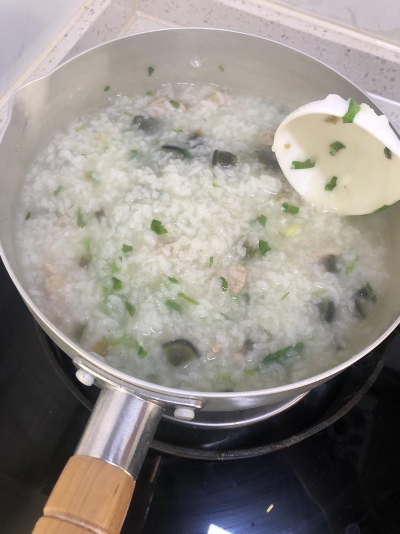 小铜匙做的十五分钟快手之香滑皮蛋瘦肉粥(附五分钟电饭煲电压力锅更