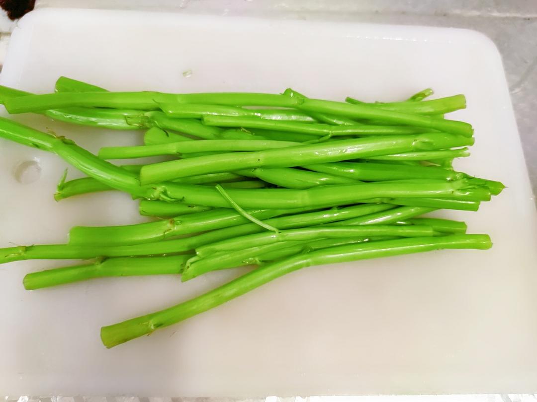 买一把空心菜,把叶子摘干净(也可以买摘好的空心菜梗)切段