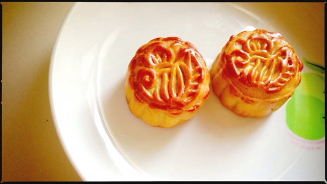 广式蛋黄莲蓉月饼