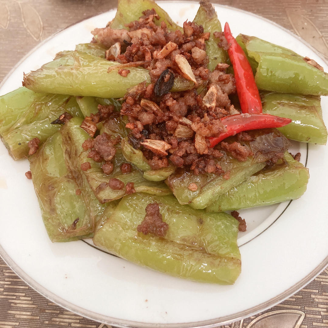 厨师长教你：“虎皮青椒”的家常做法，不放油柴火慢煎，很开胃