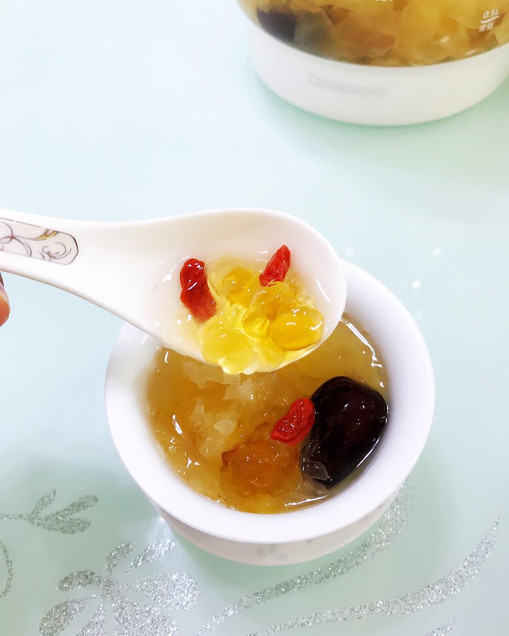 桃胶红枣银耳羹