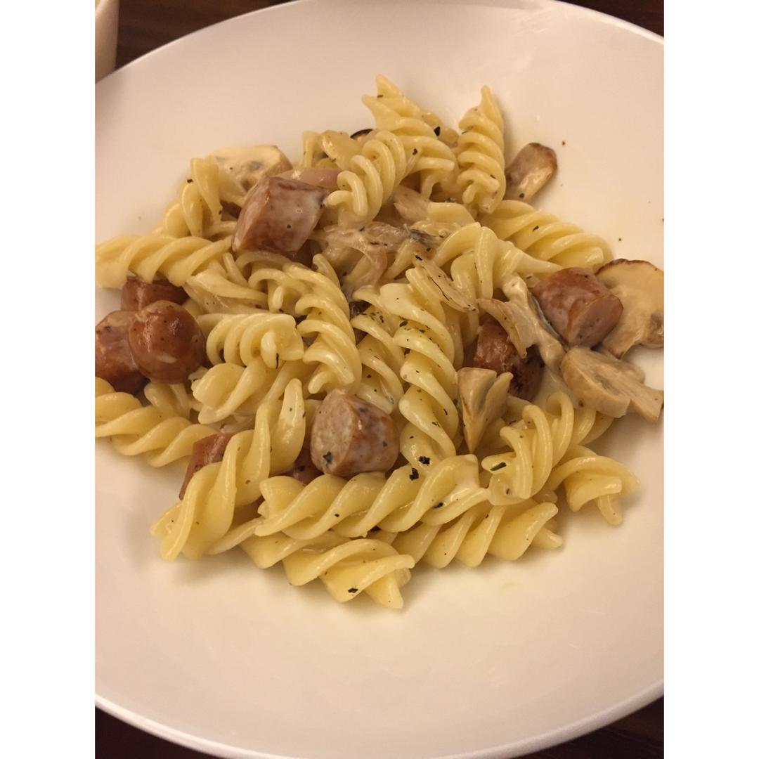 白蘑菇奶油培根意面