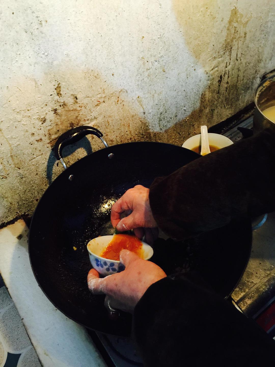 锅里放少许油,小火烧热,把做好的饼放进锅里稍微压一下