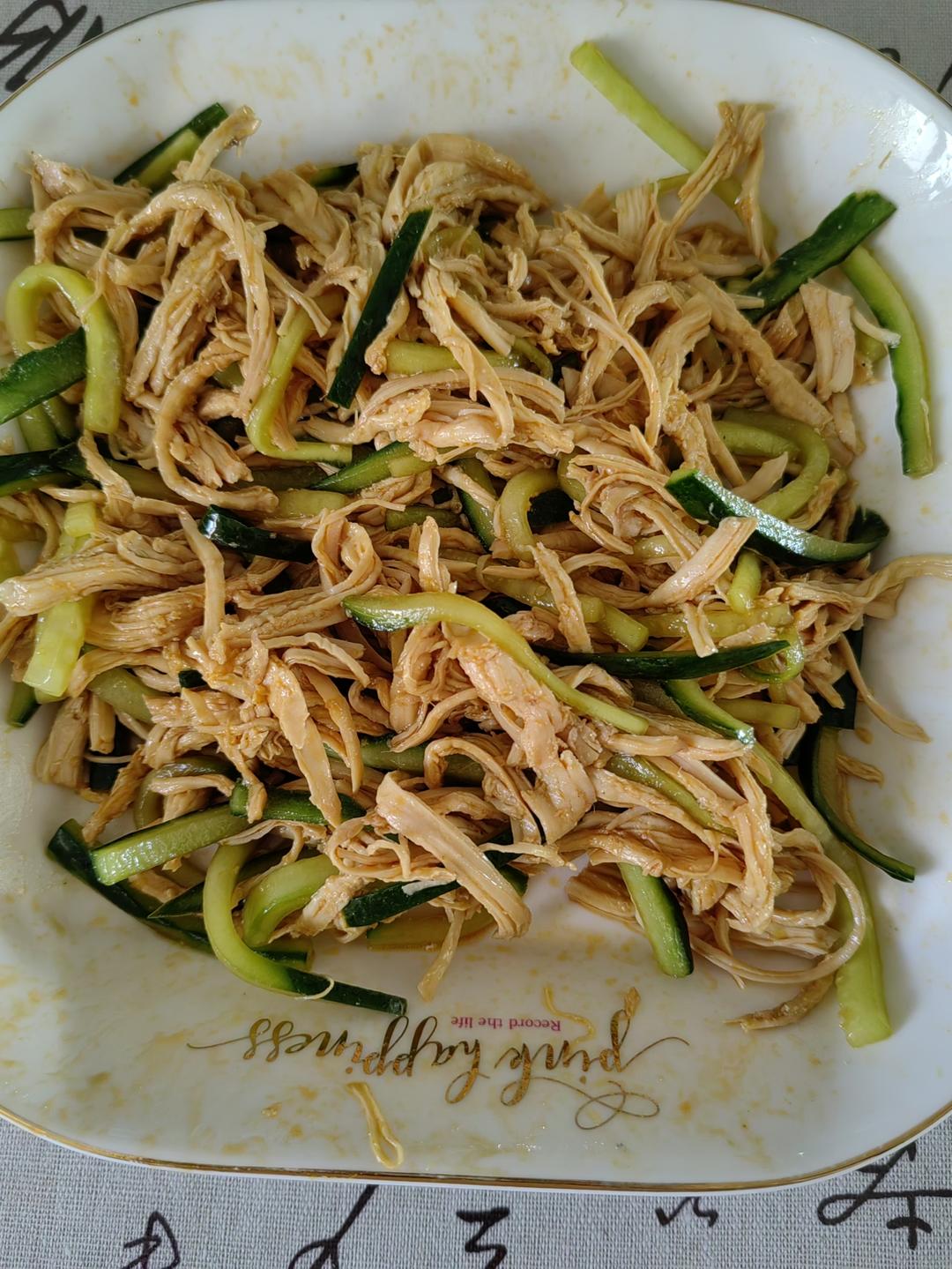 手撕麻辣鸡丝，麻麻辣辣的感觉很夏天