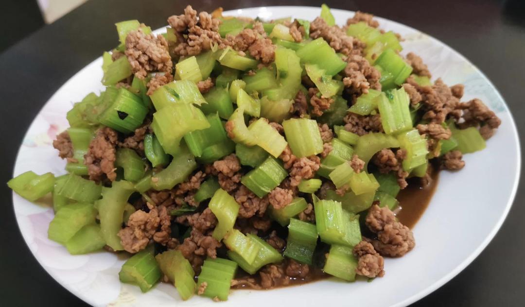 芹菜牛肉的做法