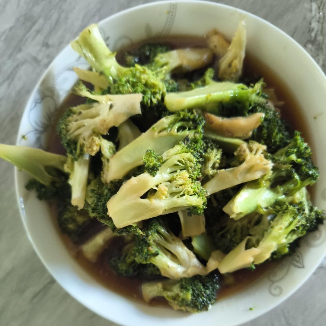 好吃到爆的耗油蒜蓉西兰花(从不修图，喜欢请关注)