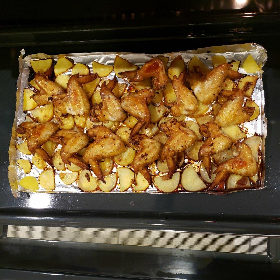 椒香浓郁，好吃到舔手指的黑椒土豆烤鸡翅～