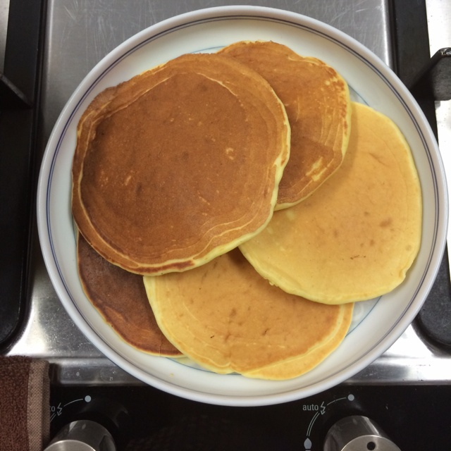 【酸奶松饼yogurt pancake】，搭上黑莓果酱和枫糖的美味。
