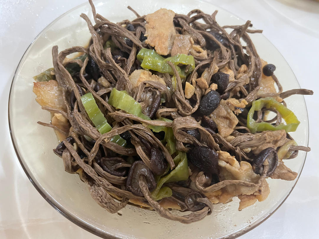 五花肉干锅茶树菇