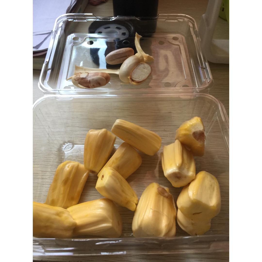 开心的漂亮妈妈做的菠萝蜜