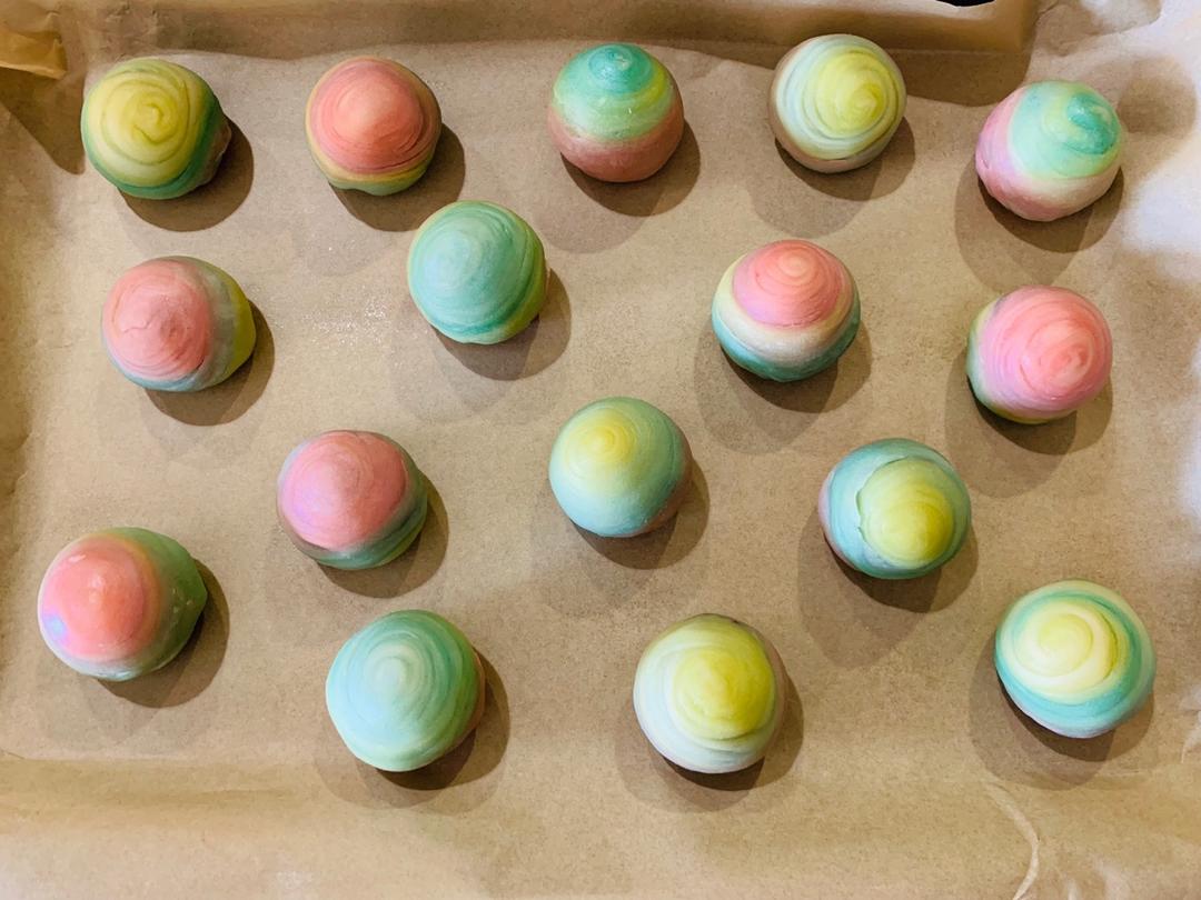 少女心爆棚的彩虹🌈蛋黄酥（转自烘焙帮）