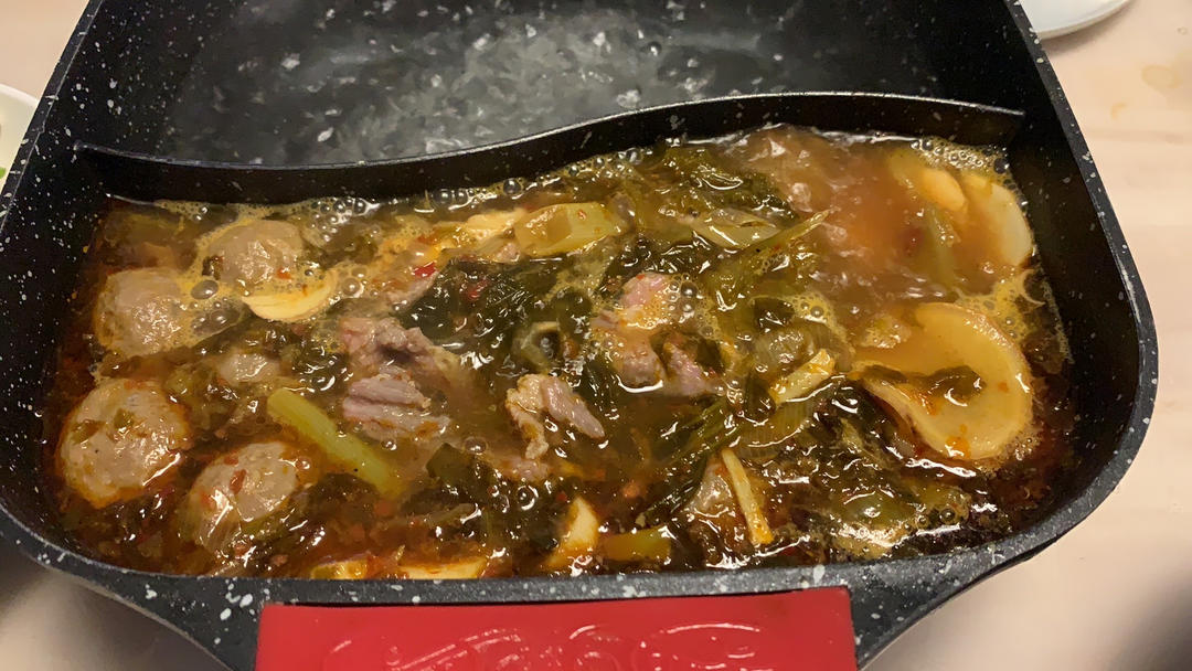 秘制酸菜牛肉火锅