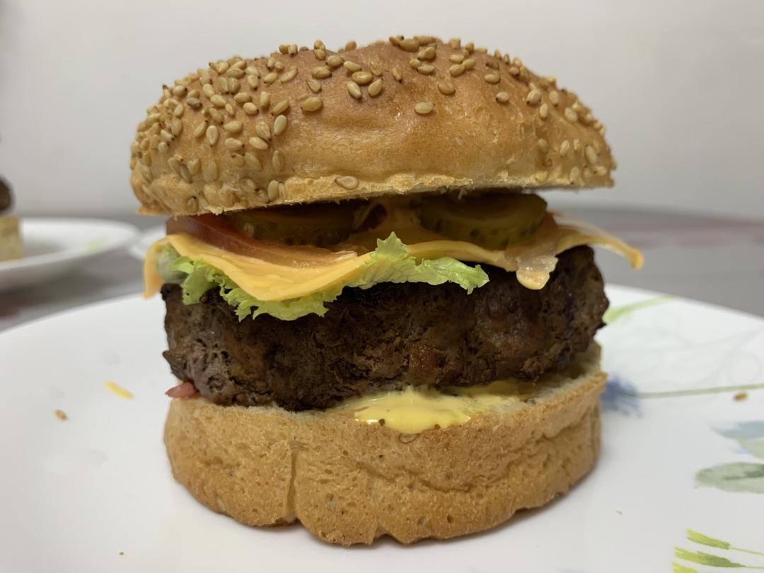 正宗的麦当劳双吉牛肉汉堡