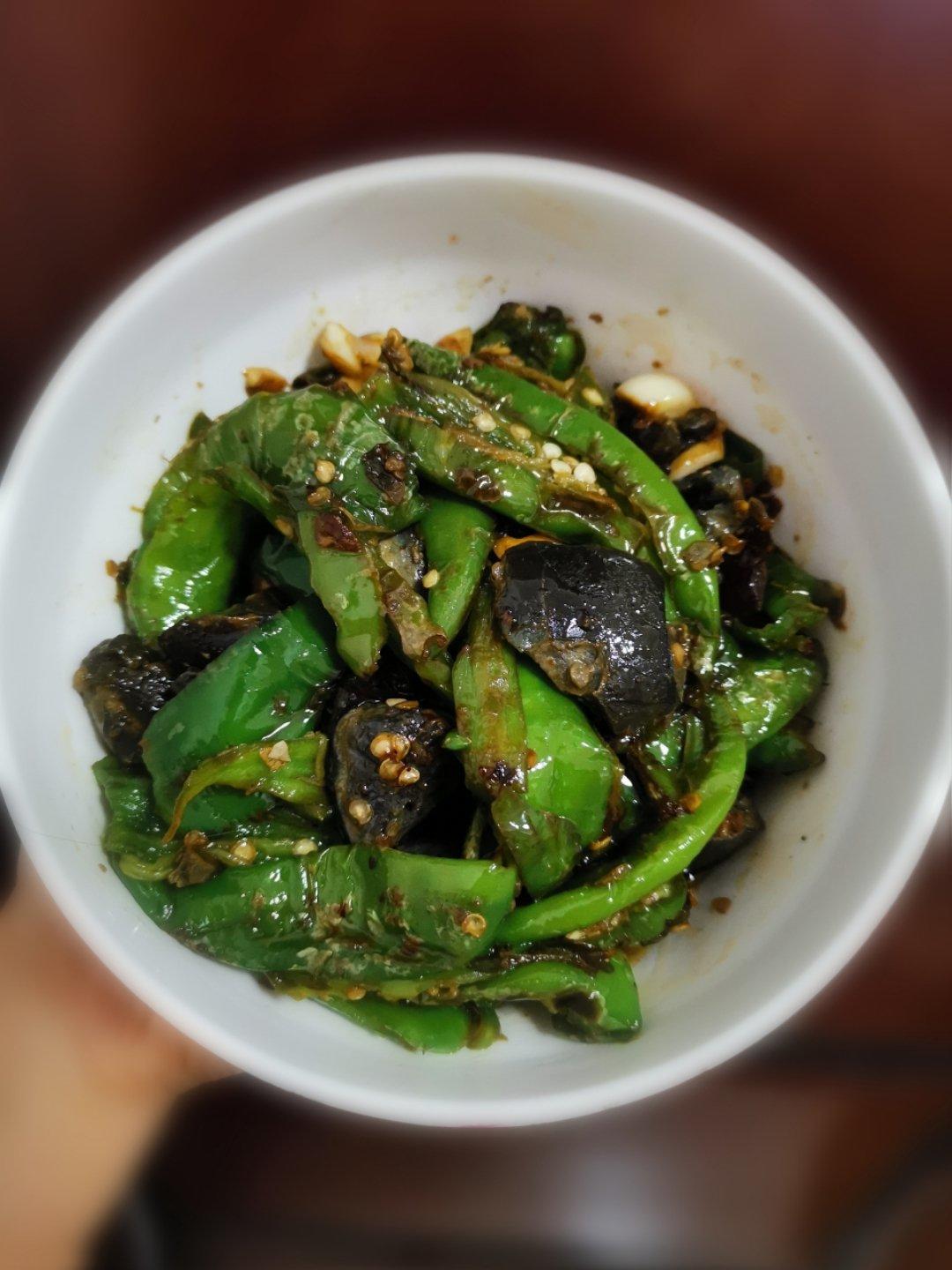 世界上没有任何菜能超过辣椒在我心里的地位……烧辣椒皮蛋,超级好吃