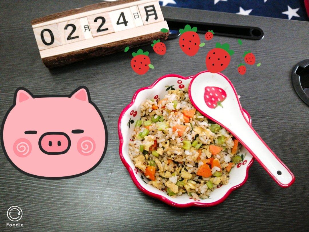 一碗搞定你家熊娃不爱吃饭绝招:健康简单美味的鲜虾仁胡萝卜芹菜蛋炒饭