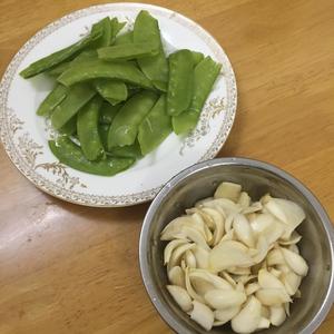 鲜百合炒荷兰豆的做法 步骤1