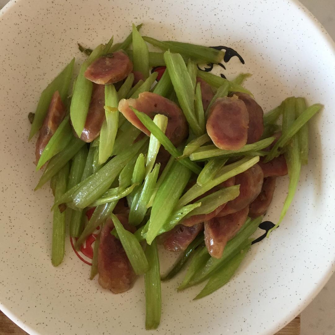 腊肠炒芹菜