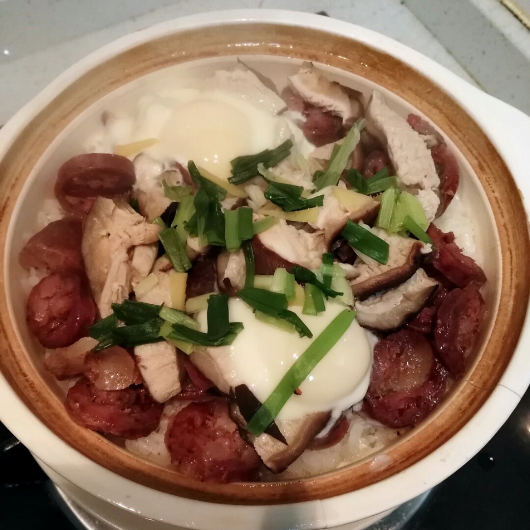 广式腊味煲仔饭