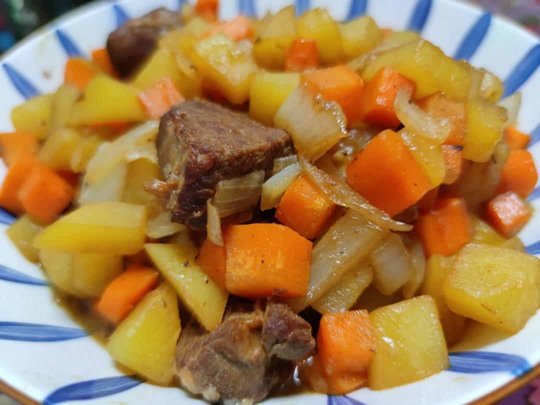 胡萝卜土豆焖猪肉