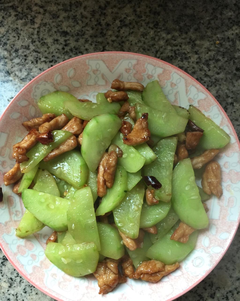 家常菜 黄瓜炒肉 奥特曼xiao典做的黄瓜炒肉 黄瓜,猪肉,酱油,料酒