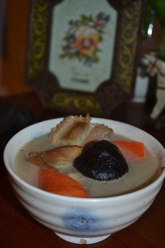 腊排骨炖蘑菇胡萝卜汤的做法