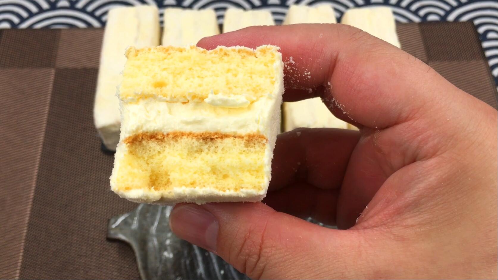 老奶油蛋糕，一口咬下去，满满小时候的味道，让人食指大动。